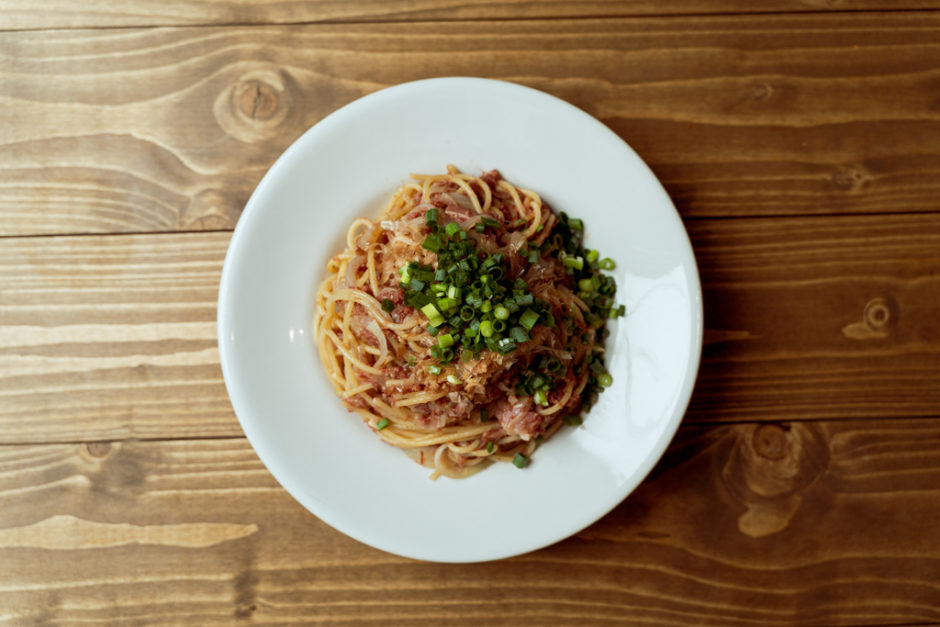 コンビーフとベーコンのパスタ