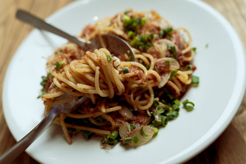 コンビーフとベーコンのパスタ