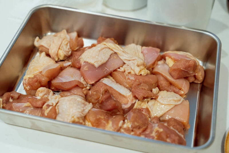 下味をつけた鶏肉をキッチンペーパーで拭く