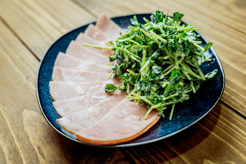 豆苗はマヨとレモンで和えてハムで巻け！ビールによく合うカンタン豆苗サラダの作り方