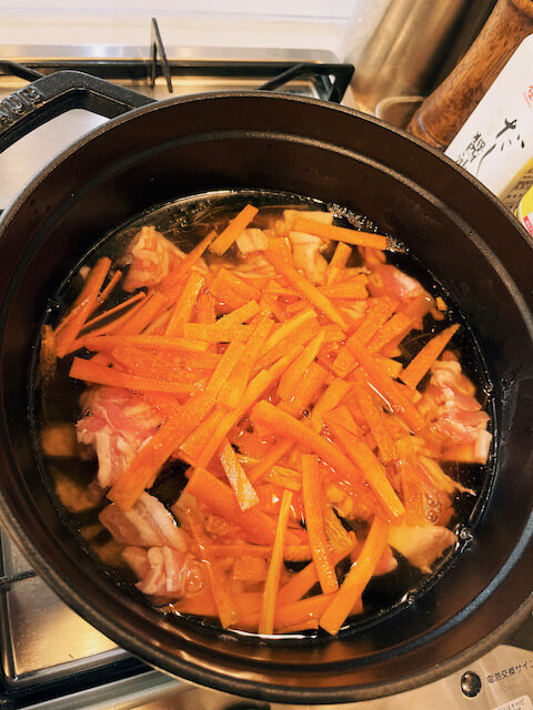 STAUB（ストウブ）で炊く沖縄の郷土料理「ジューシー」（昆布と豚肉の炊き込みご飯）