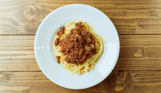 具材を重ねて煮込むだけ！肉々しい「ミートソースのスパゲティ」の作り方