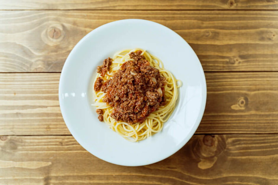 具材を重ねて煮込むだけ！肉々しい「ミートソースのスパゲティ」の作り方