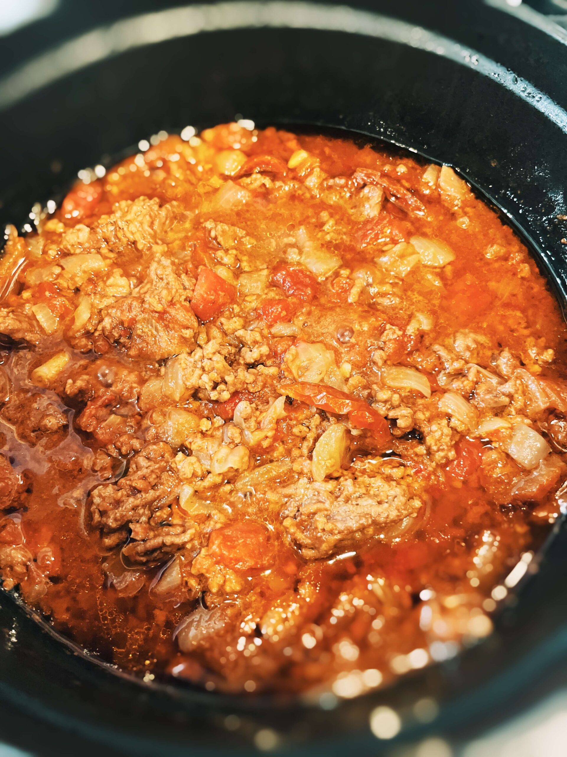 具材を重ねて煮込むだけ！肉々しい「ミートソースのスパゲティ」の作り方