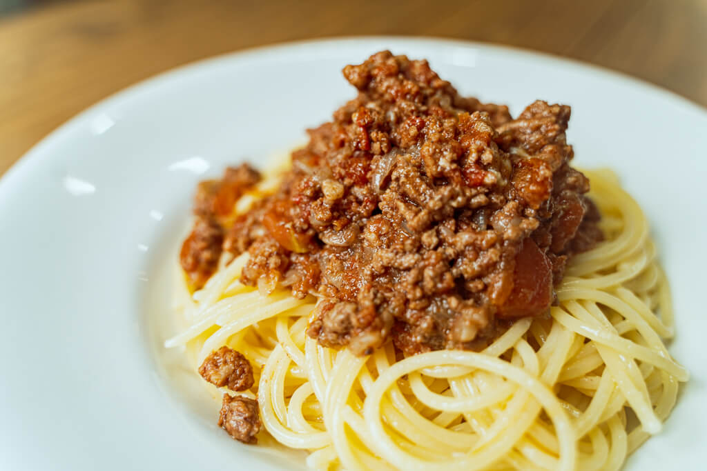 具材を重ねて煮込むだけ！肉々しい「ミートソースのスパゲティ」の作り方